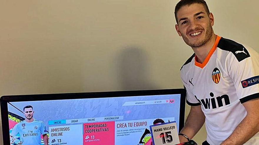 Manu Vallejo posa con el FIFA20.