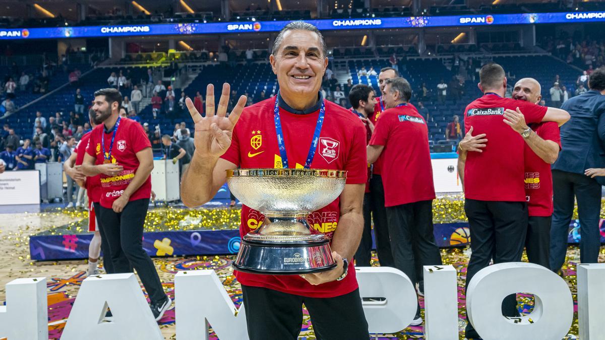 El seleccionador Sergio Scariolo celebra el Eurobasket 2022.