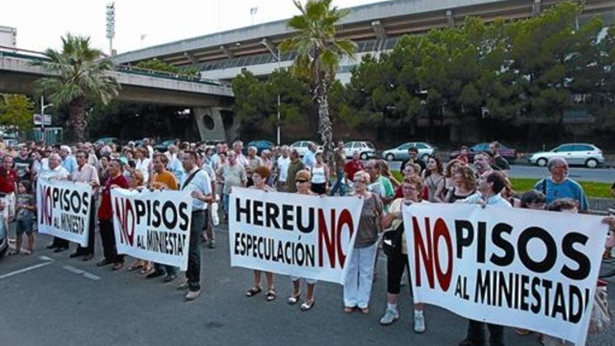 Manifestación vecinal contra la recalificación, en los alrededores del Miniestadi del FC Barcelona, en julio del 2009.