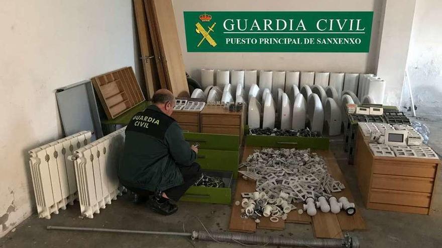 Alguno de los objetos recuperados por la Guardia Civil de Sanxenxo. // Cedida