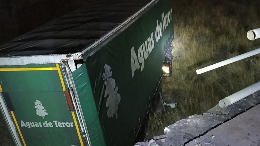 Cae un camión a un canal de agua en Gran Canaria