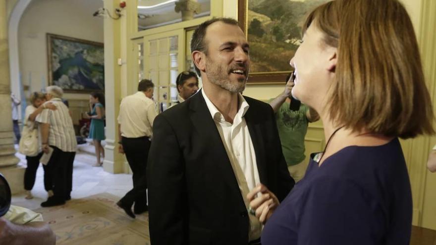 El vicepresidente y conseller de Turismo, Biel Barceló, conversa con la presidenta Armengol.