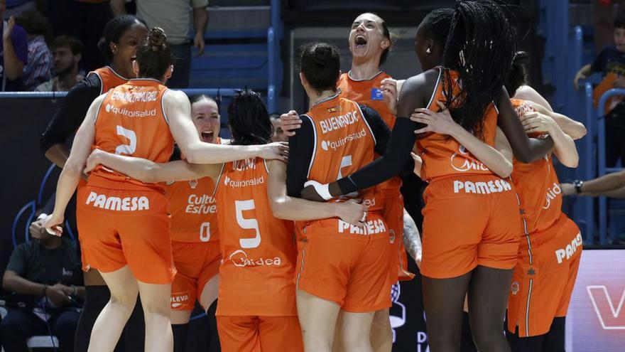 Las jugadoras celebran el triunfo tras sonar la bocina. | M.Á.P./VBC