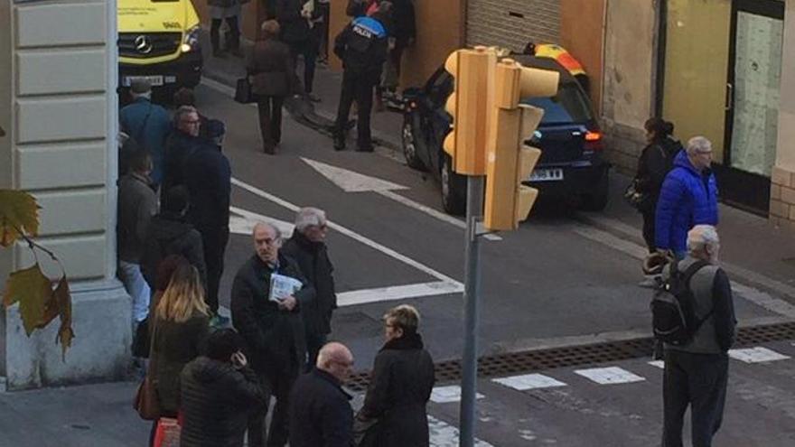 Un cotxe atropella una dona de 80 anys que caminava per la vorera, a Igualada