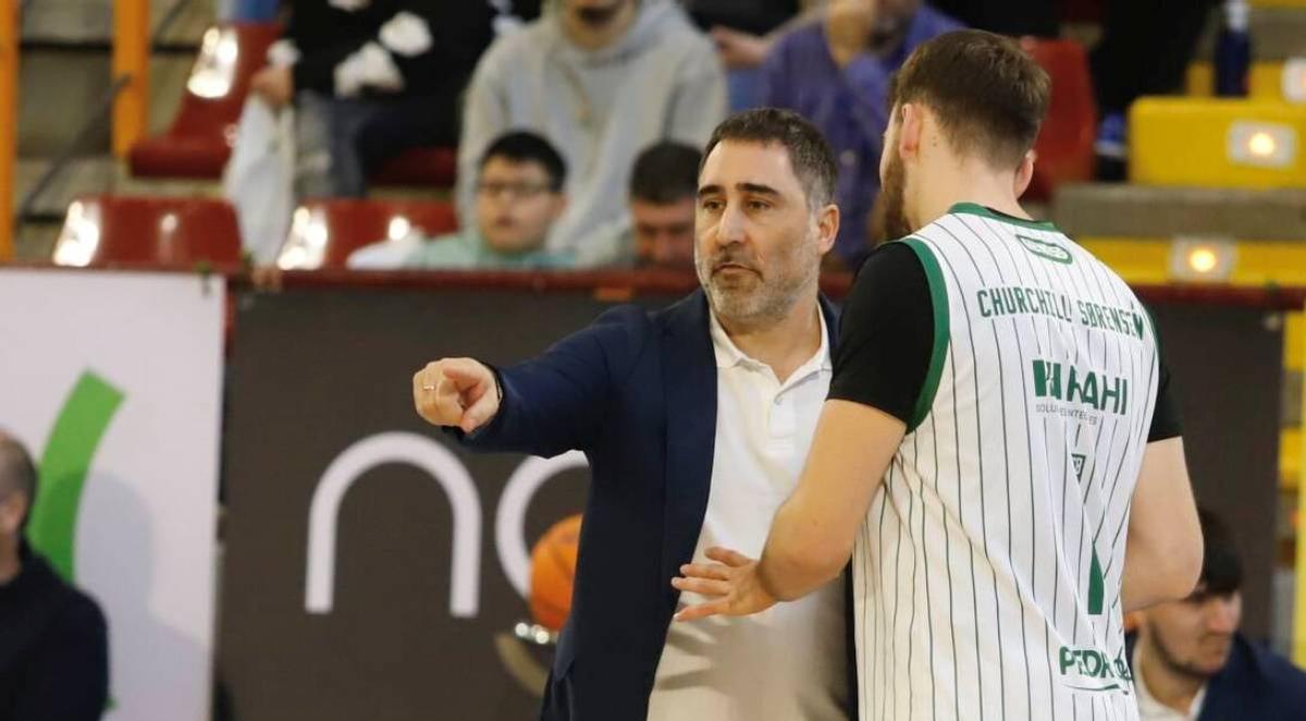 Gonzalo Rodríguez da instrucciones a Liam Sorensen durante un partido.