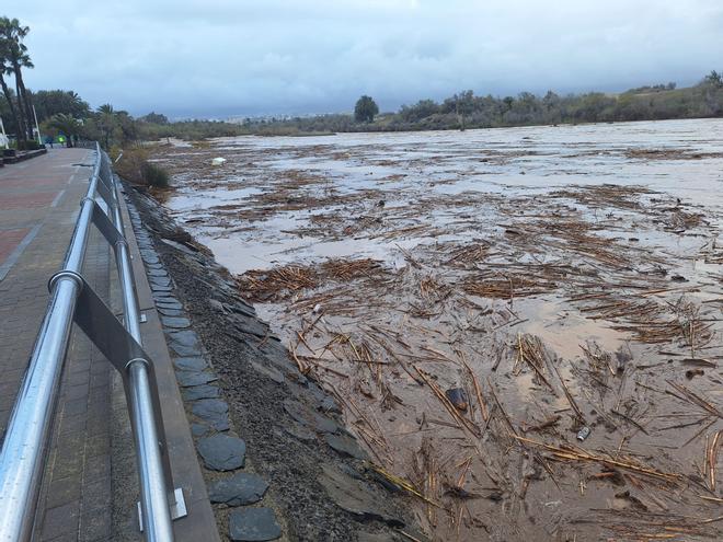 Seguridad y Emergencias pide a los vecinos de Ayagaures que se pertrechen debido al aliviadero inminente de la Presa