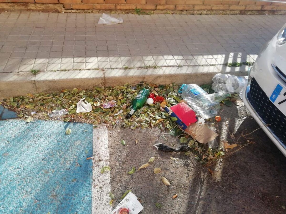 Basura en las calles de Tavernes Blanques.
