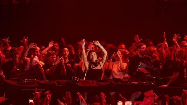 Peggy Gou pinchando en [UNVRS]. | TNL