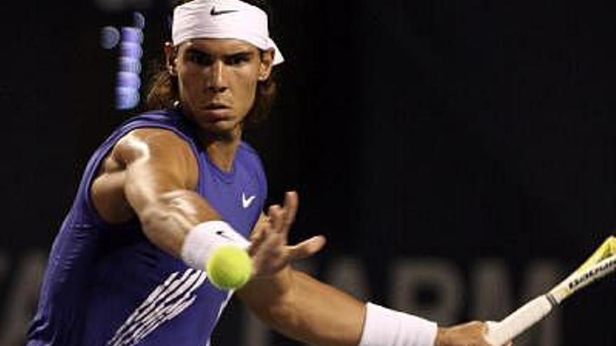 El tenista español Rafael Nadal devuelve la bola al francés Richard Gasquet, durante el juego de los cuartos de final del Master Series de Canadá que se disputa en Toronto (Canadá).