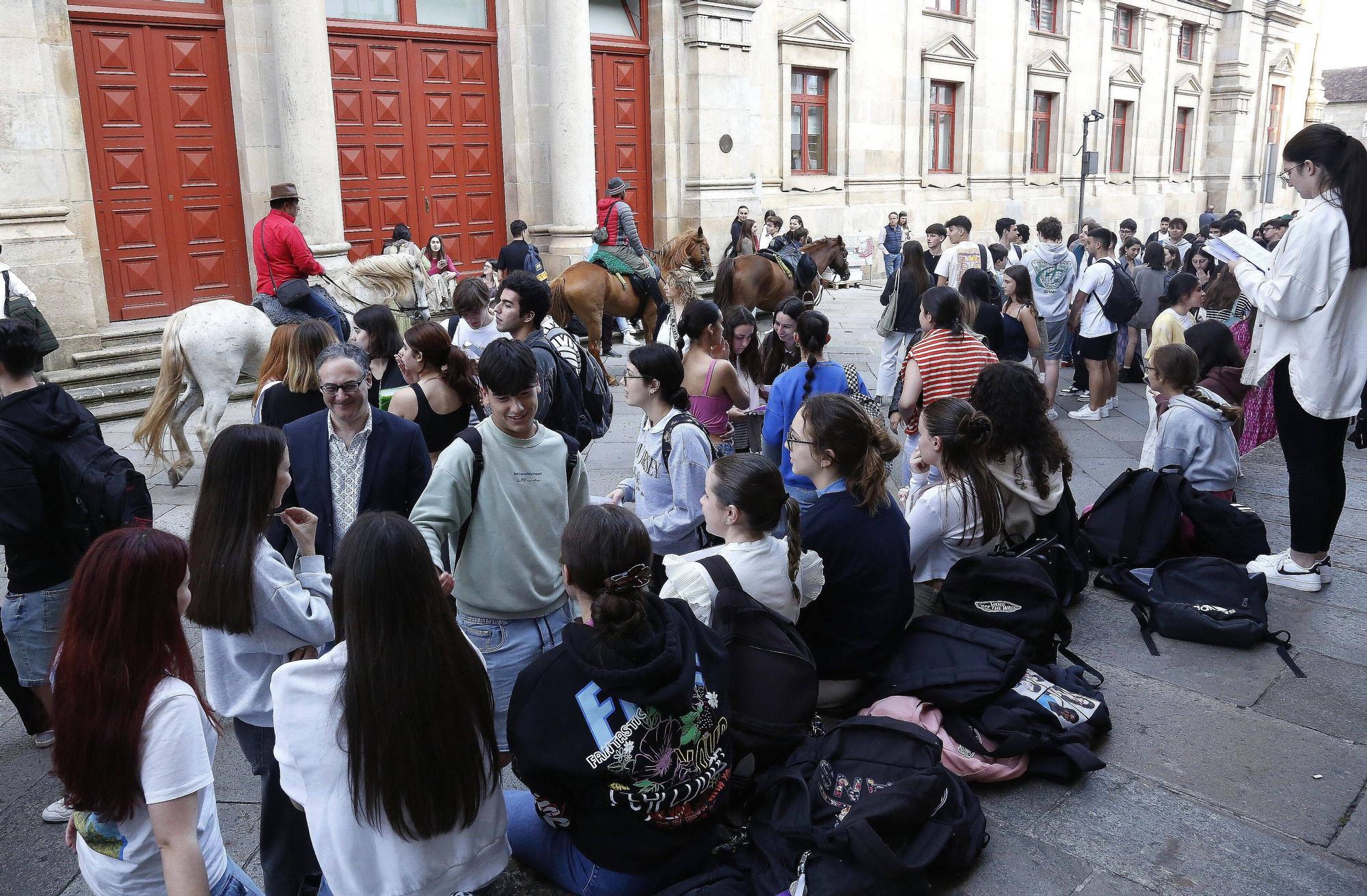 Estudiantes esperando para entrar en la Facultad de Medicina