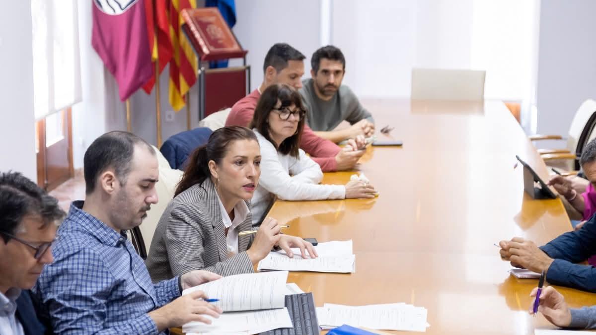 La concejala Esther Sapena, en una reunión con la comunidad educativa.
