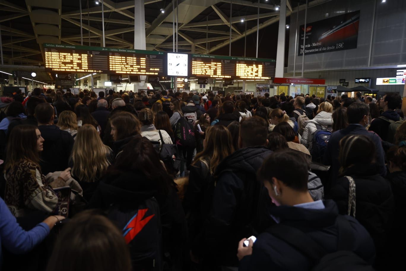 La estación Joaquín Sorolla de València completamente abarrotada