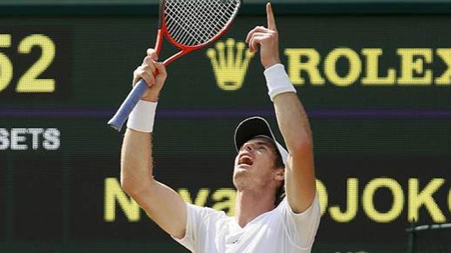 Murray levanta el trofeo de Wimbledon.