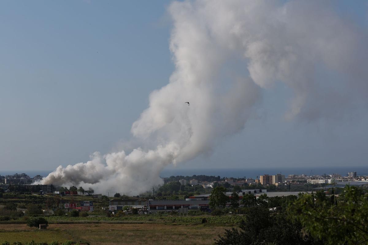 Una imagen tomada el 10 de mayo de 2025 muestra una columna de humo saliendo de un almacén de productos de limpieza para piscinas en la ciudad costera de Vilanova i la Geltrú, al sur de Barcelona. Las autoridades españolas instaron a más de 160.000 personas cerca de Barcelona a permanecer en sus casas el 10 de mayo después de que un incendio en una nave industrial liberara una nube tóxica de cloro sobre una amplia zona.