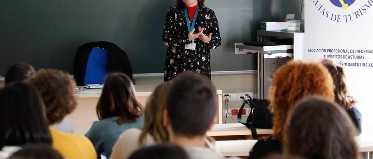 Noelia López, ayer, durante su intervención en la Facultad de Turismo.