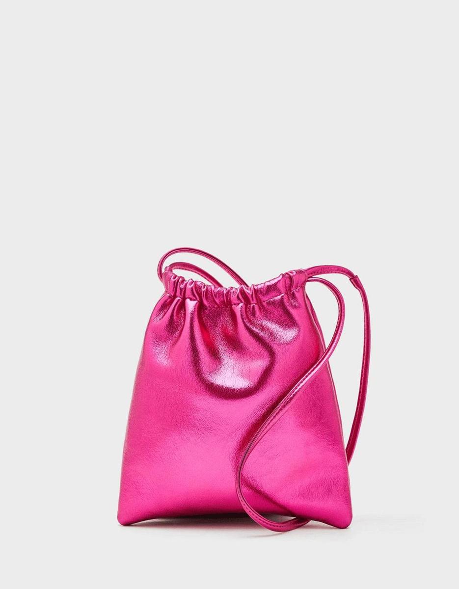 Bolso metalizado de Bershka (precio: 12,99 euros)