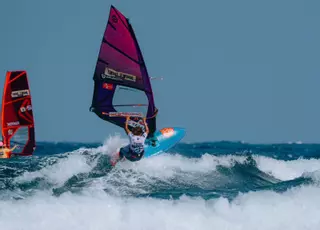 Offringa y Paré vuelan sobre las olas de El Médano