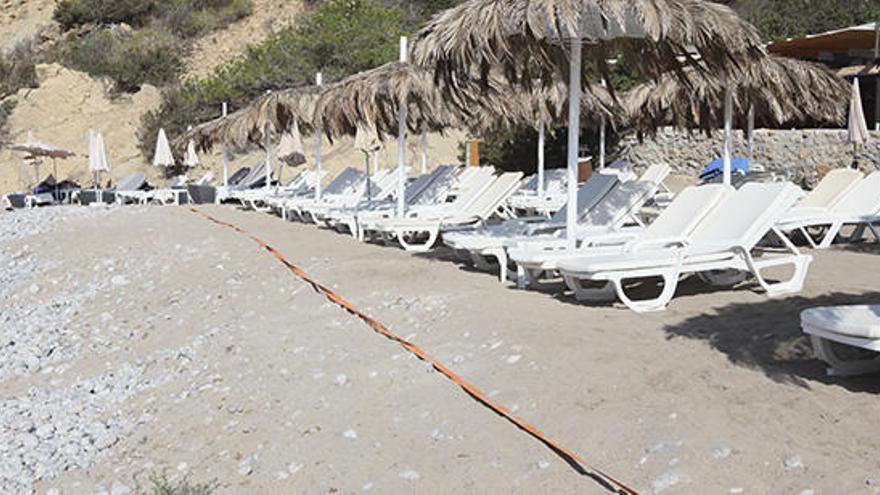 La cinta que delimita la concesión de hamacas en la playa de es Jondal, en Sant Josep.