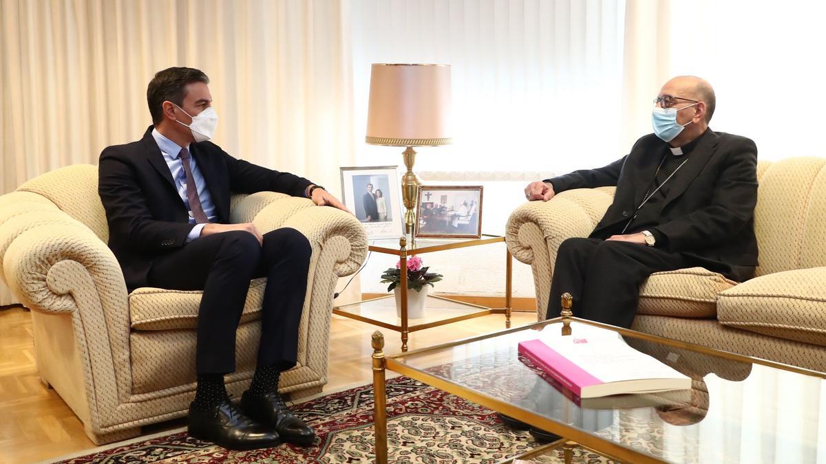 Pedro Sánchez se reúne con el presidente de la Conferencia Episcopal, Juan José Omella.