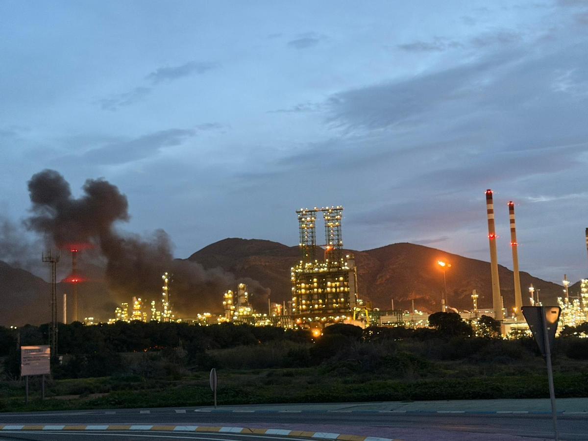 Horas después de haberse producido el fuego, el humo seguía aún visible tras ser controlado por los propios medios de la empresa