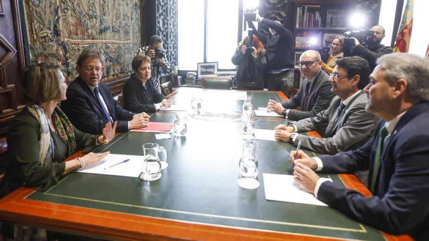 A la izquierda, Eva Alcón, Ximo Puig y Mavi Mestre, en la reunión ayer, junto a Juanjo Ruiz, Francisco Mora y Manuel Palomar, al fondo.