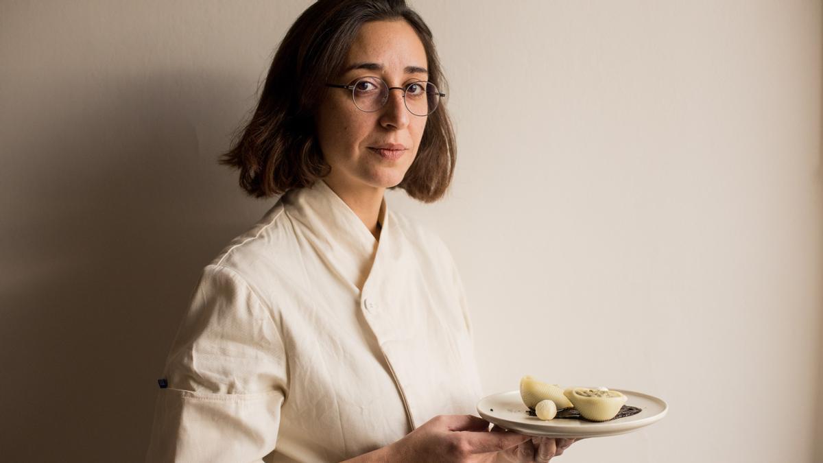 Laura Veraguas, con los 'galets' rellenos de alcachofa, crema de ajo negro y cuajada láctica de vaca.