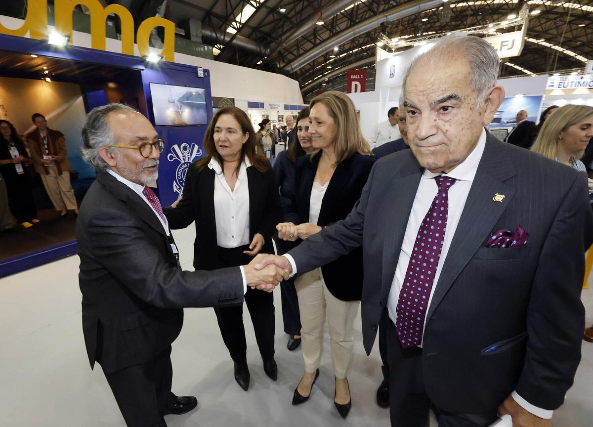Mario Cardama saludando a José García Costas en el primer día de la feria.