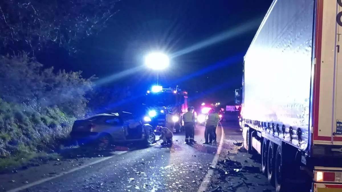 El accidente se produjo en el kilómetro 2 de la AC-544, en Caroubáns (Ames).