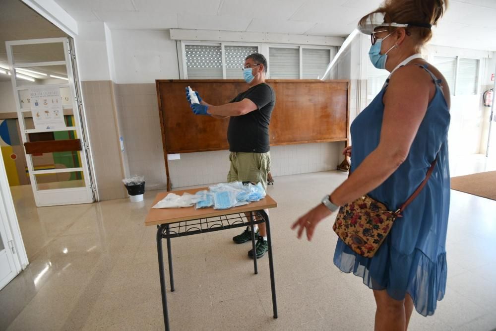 Las imágenes de una jornada tan histórica como atípica en la comunudad gallega. Unos comicios marcados por la pandemia del coronavirus, el calor y el dilema de elegir a quién votar.