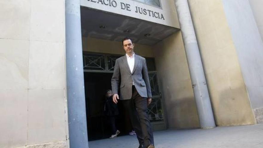 Miguel López en una imagen de archivo saliendo del Palacio de Justicia de Alicante.