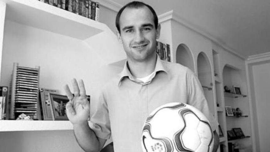 Meca posa para un reportaje fotográfico con INFORMACIÓN tras sus tres goles al Oviedo