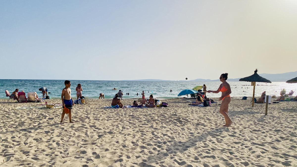 Einige Strandbesucher dürften sich bei dem Wetter auf Mallorca ins Meer wagen.
