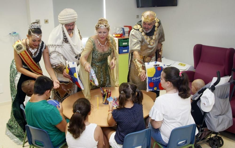 Los festeros de Moros y Cristianos visitan el Hospital Materno Infantil de la Arrixaca