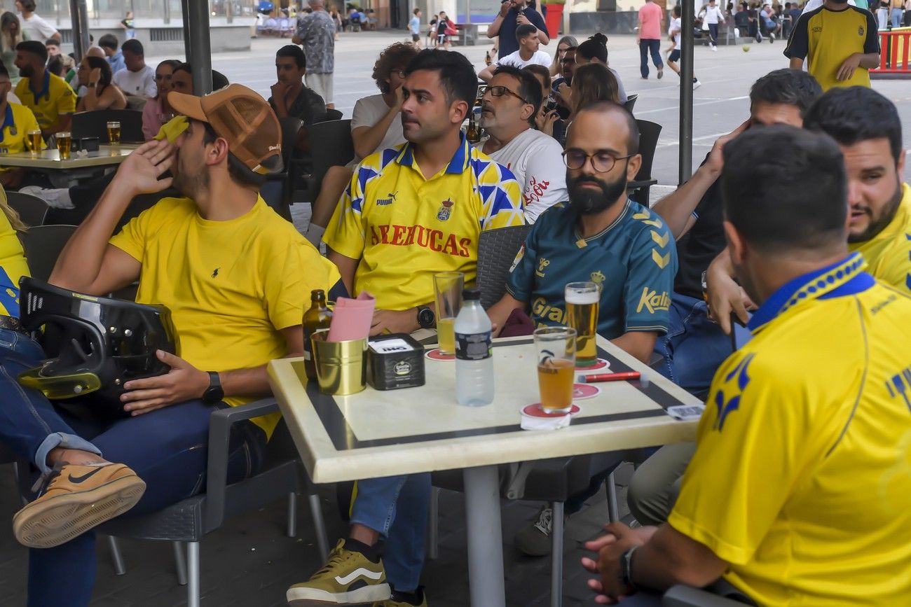 Aficionados de la UD ven la retransmisión del derbi canario en el Pilar