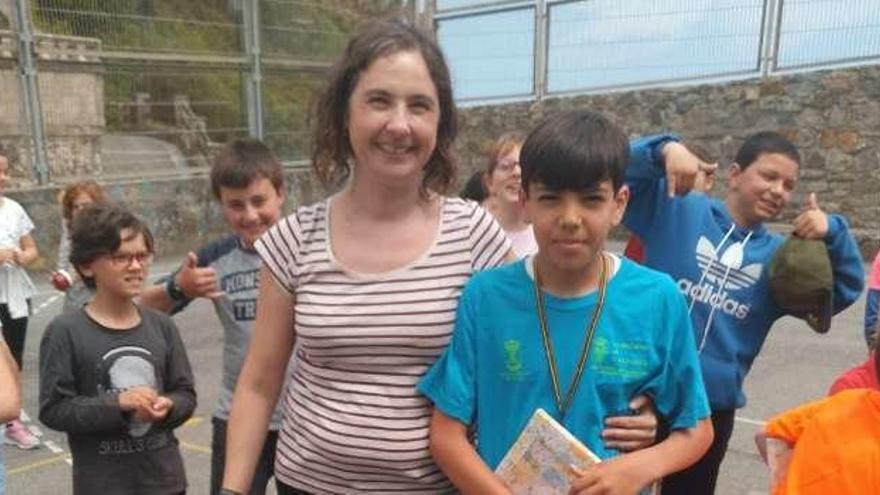 Pablo Rodríguez, al recoger su premio, entre alumnos y profesores.