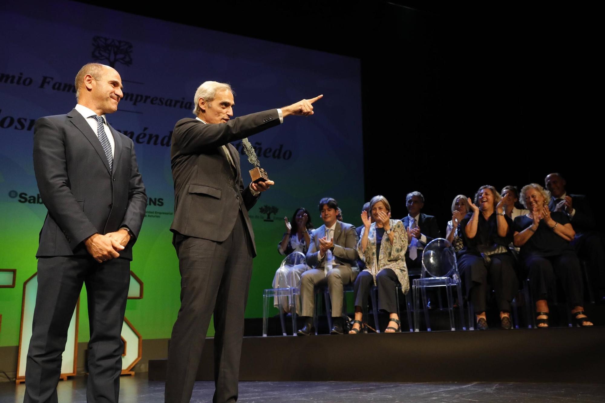 Entrega del premio "Familia Empresaria" a la familia Cosmen Menéndez-Castañedo