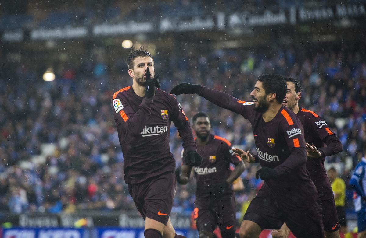 Piqué pide silencio al público perico tras empatar a uno durante el partido de liga entre el RCD Espanyol y el FC Barcelona en febrero de 2018.