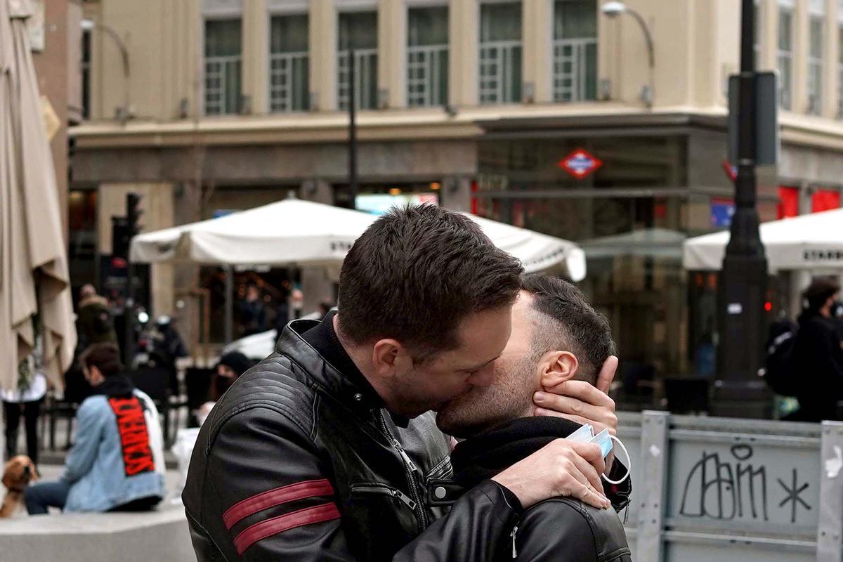 Una pareja se besa sin mascarilla , en el centro de Madrid.