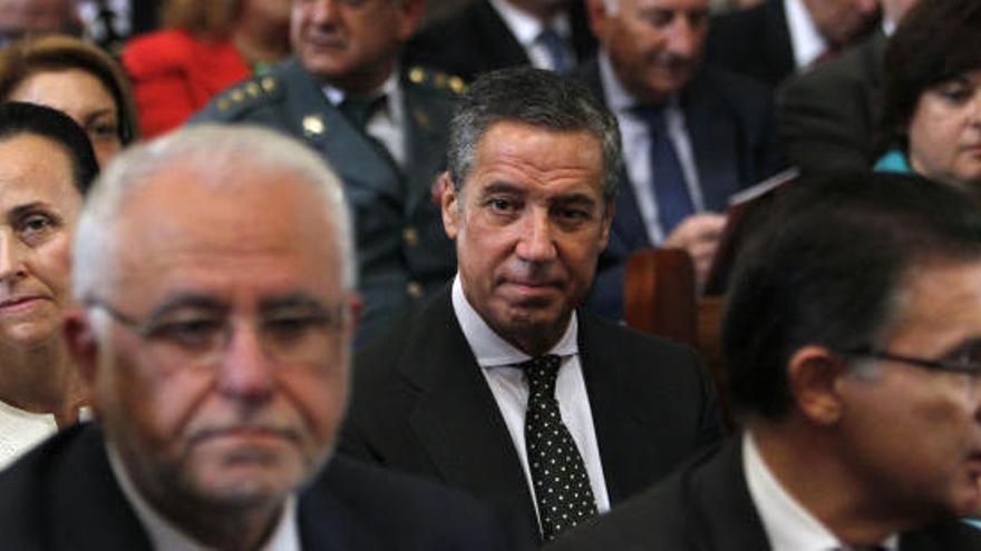 Juan Cotino y, en segundo plano, Eduardo Zaplana.