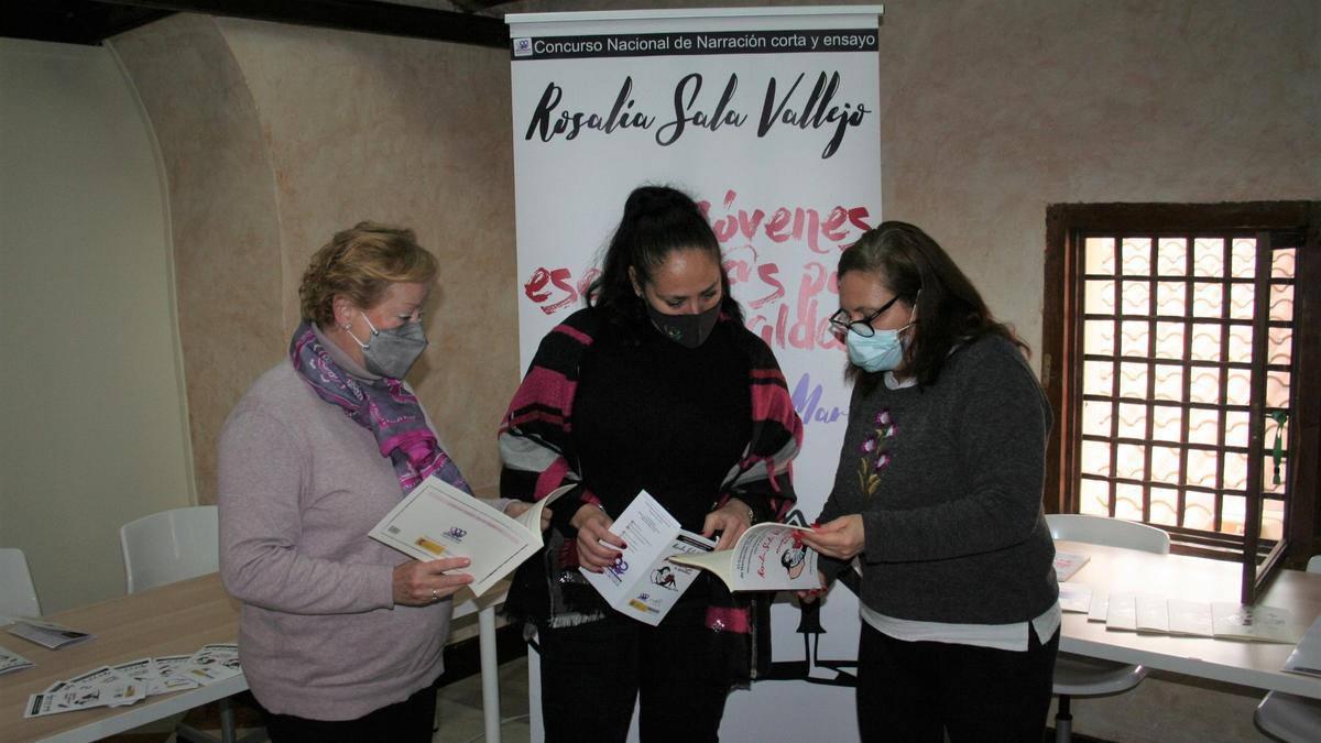 La concejal de Igualdad y la presidenta de la Federación de Mujeres (2ª y 3ª por la izq.), durante la presentación del ‘Rosalía Vallejo’.