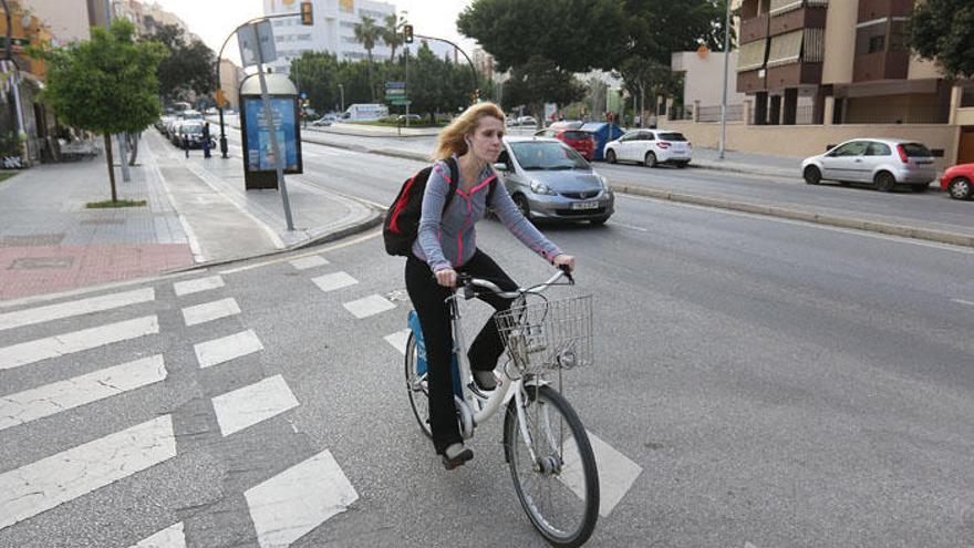 Una joven circula por el carril bici en la avenida de Carlos Haya.