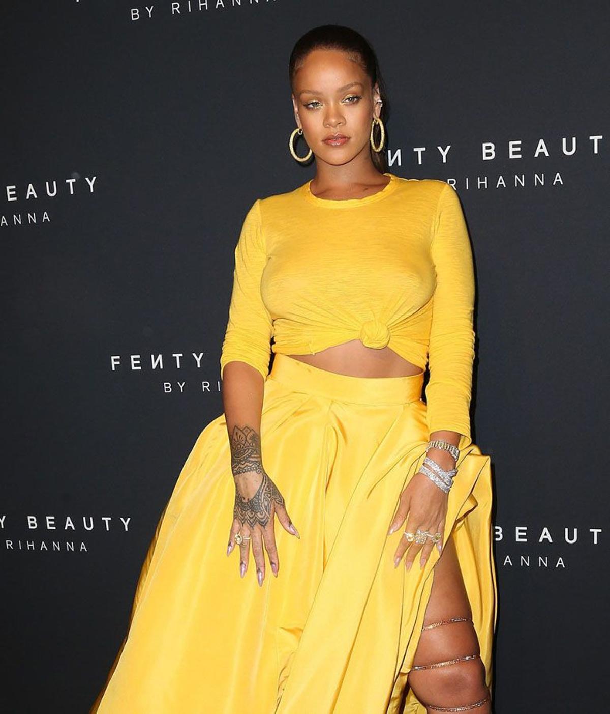 Rihanna con crop top y falda amarilla