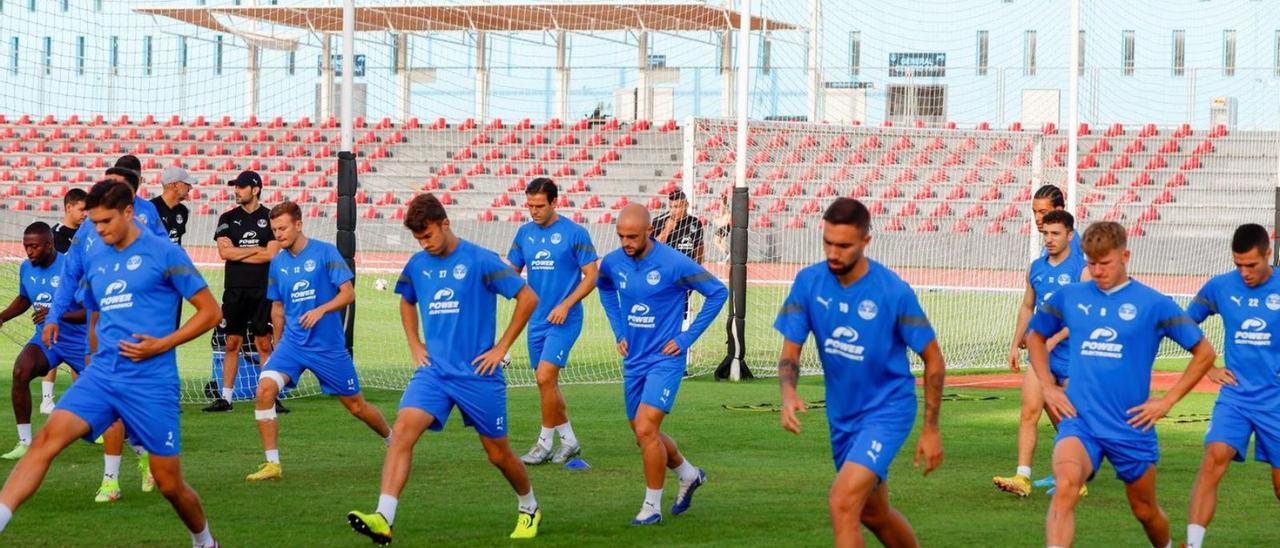 Los futbolistas de la UD Ibiza realizan un ejercicio esta semana en Can Misses-3. | UD IBIZA