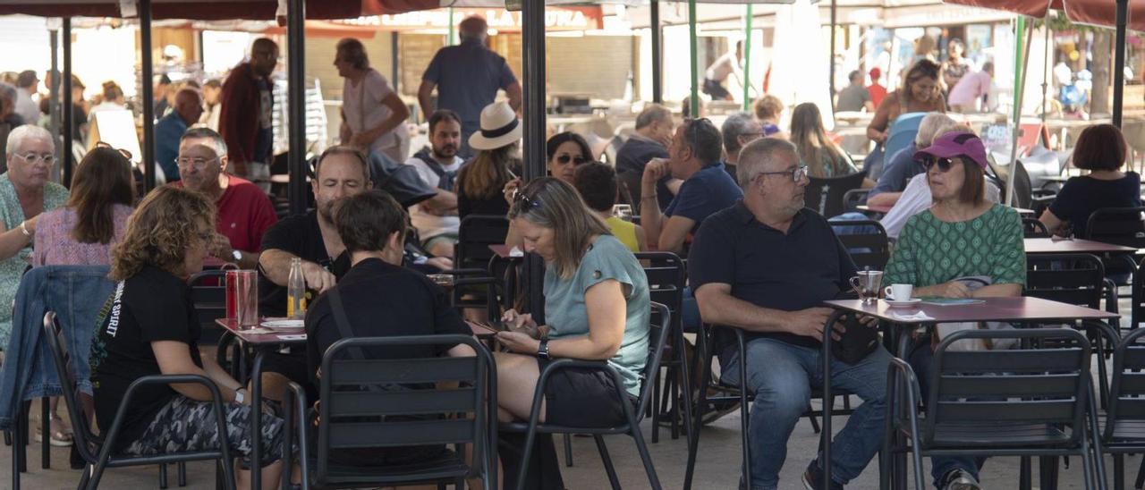 Terrasses plenes a les places del centre de Puigcerdà