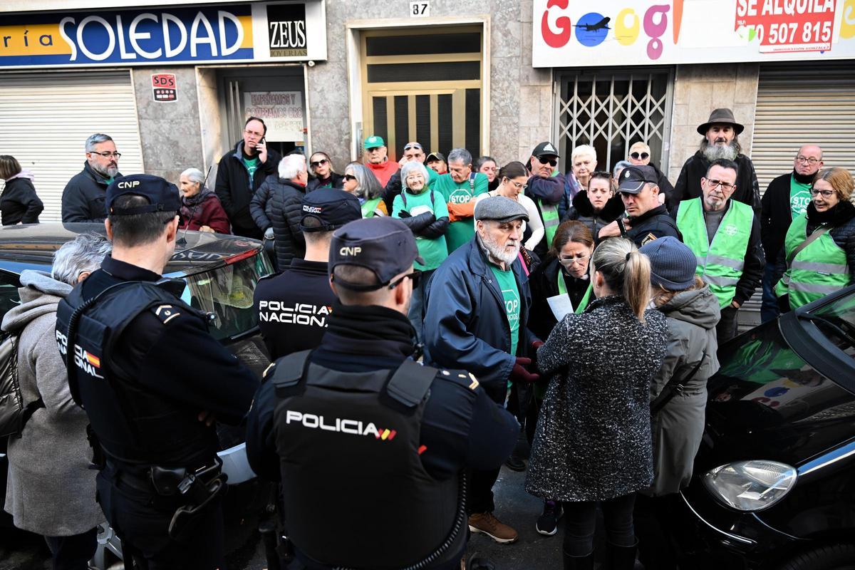 La PAH logra aplazar el desahucio de una mujer y su hija en el barrio de Carrús en Elche