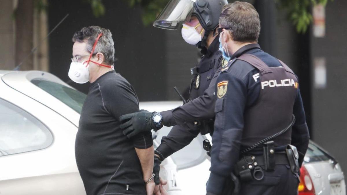El detenido en València por disparar a la gente que sacaba el perro.