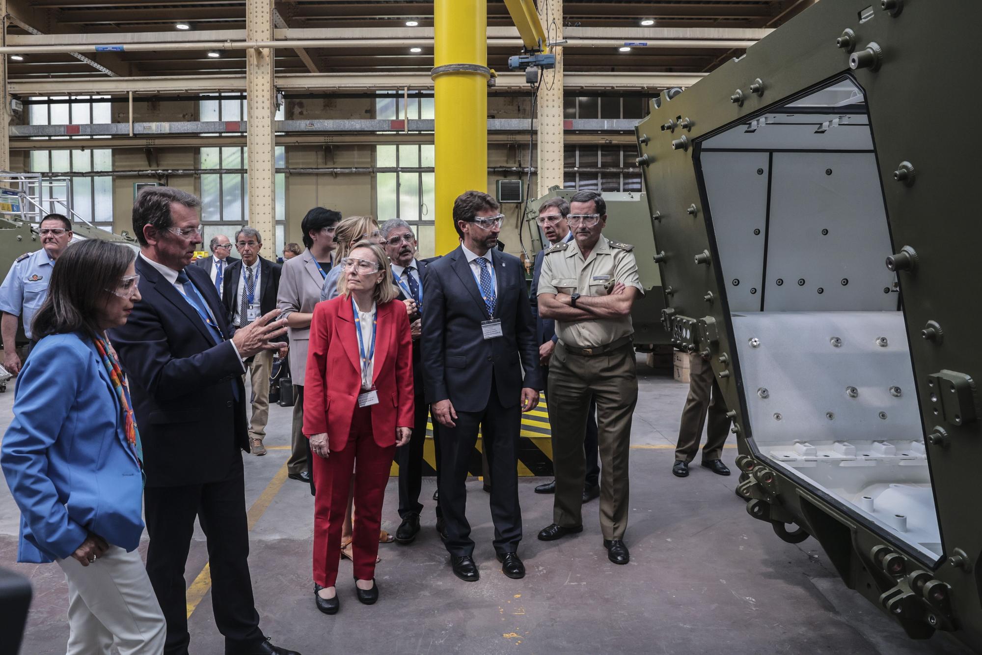 En imágenes: así fue la visita de la ministra Margarita Robles a la Fábrica de Armas de Trubia