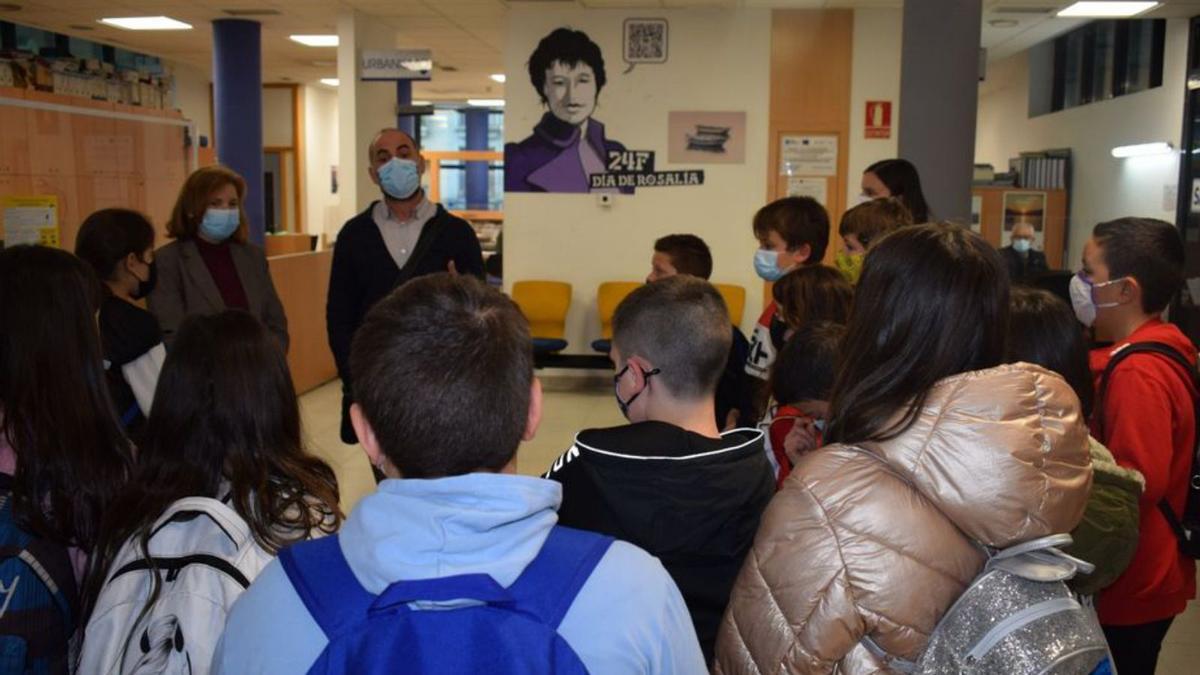 Visita de alumnos de Tirán, ayer, al Concello de Moaña.  | // FDV