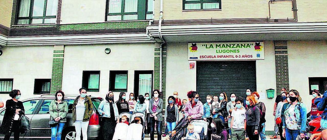 Algunas familias afectadas, concentradas por el cierre de las escuelas de Siero.