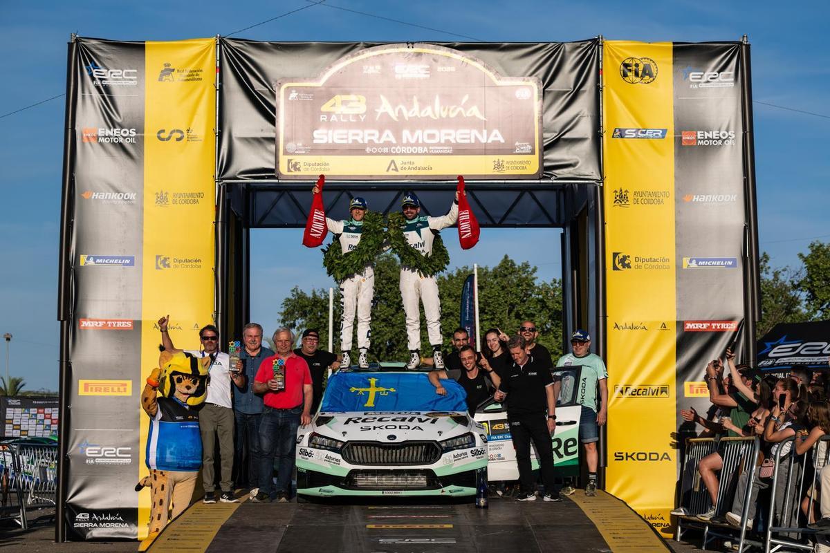 "Cohete" Suárez y Alberto Iglesias celebran el triunfo en el Rally de Sierra Morena.